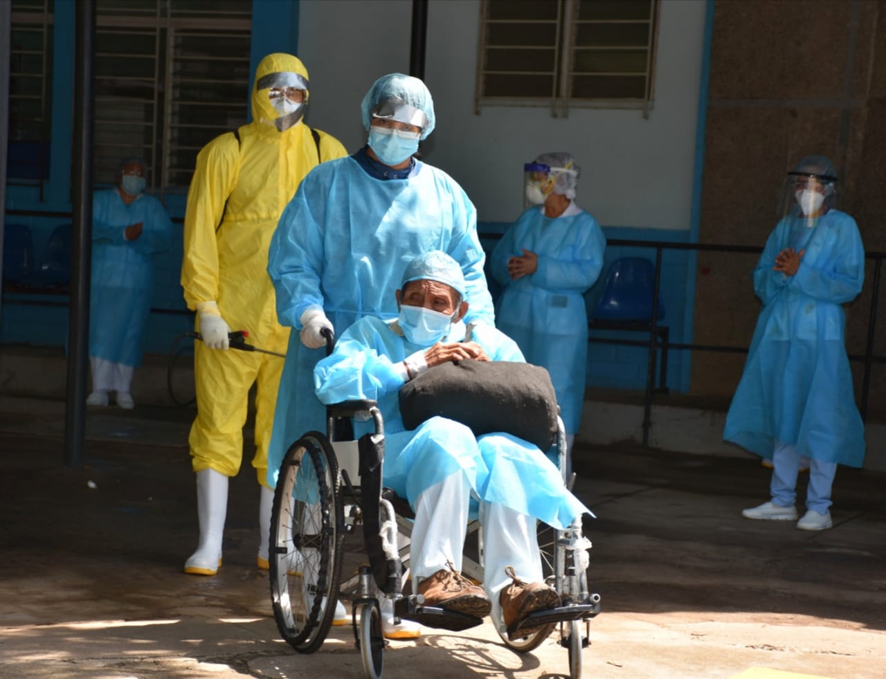 3 adultos mayores vencen al COVID19 y reciben la alta médica en El Salvador 3-adultos-mayores-vencen-al-covid19-y-reciben-la-alta-medica-en-el-salvador